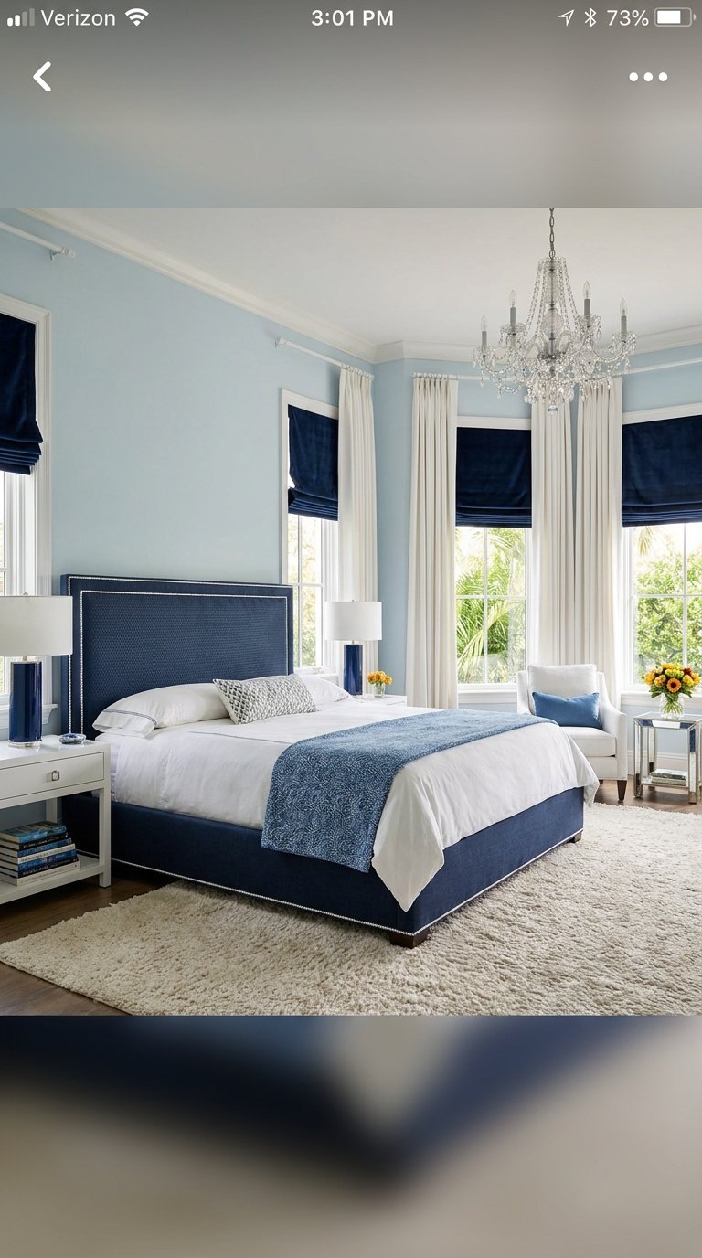 Capture d’écran montrant une chambre bleu pâle avec lit bleu marine et lustre en cristal