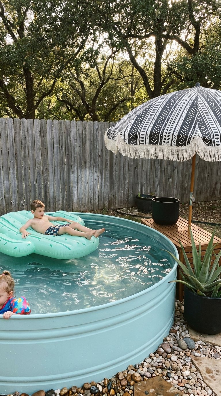 Enfants dans une petite piscine ronde en métal sous un parasol noir et blanc